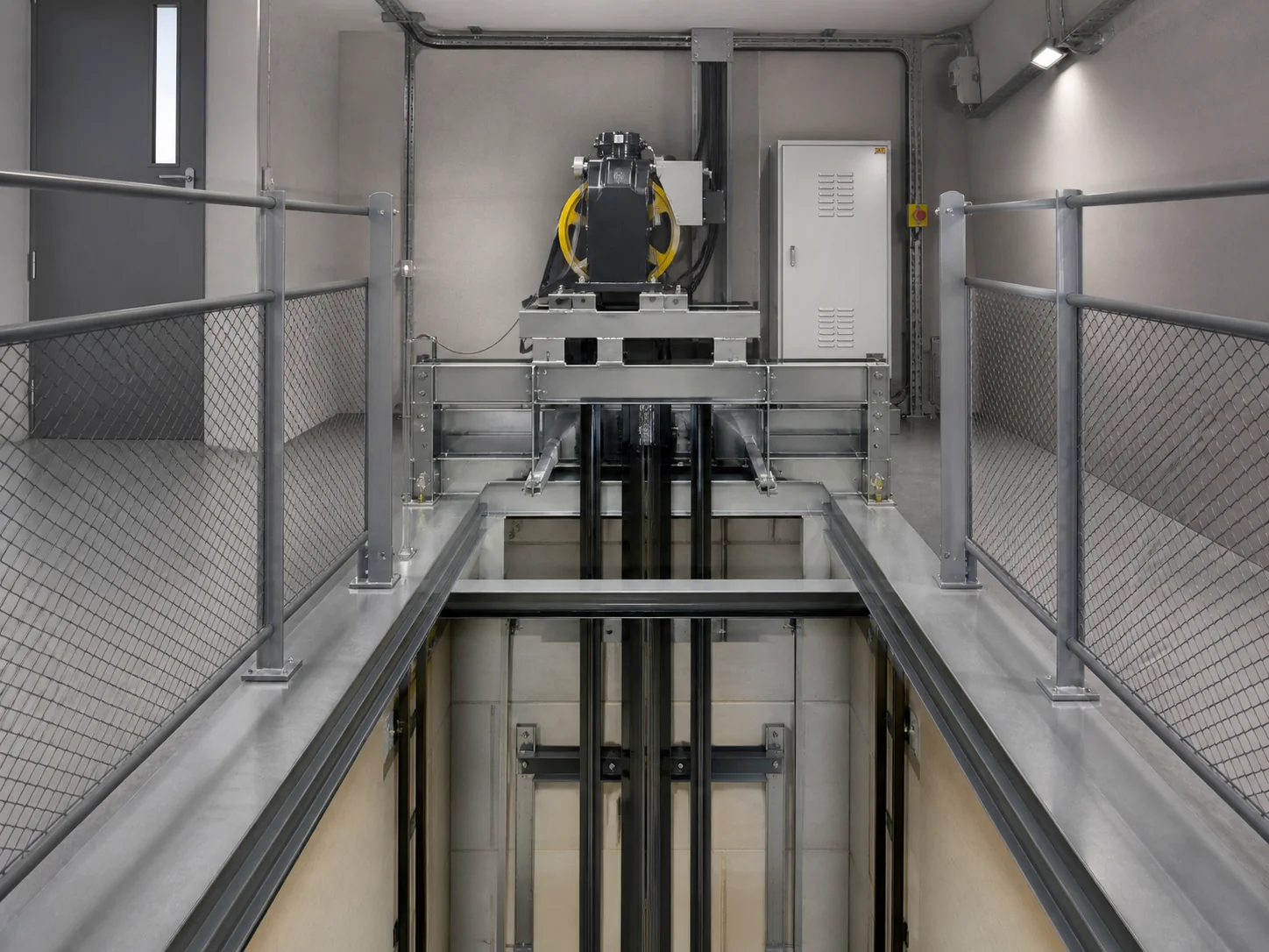 Machine-room-less elevator drive at the shaft head